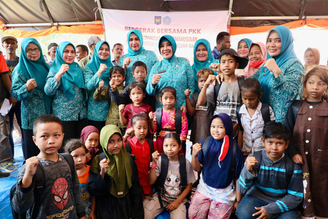 Ketua Umum Tim Penggerak Pemberdayaan dan Kesejahteraan Keluarga (TP PKK), Tri Tito Karnavian menyerahkan bantuan kepada 270 KK di Dusun Sarah Gala, Desa Sah Raja, Kecamatan Pante Bidari, Kabupaten Aceh Timur, Sabtu (24/1/2026). Foto: Dok. Kemendagri