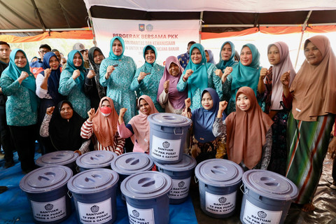 Ketua Umum Tim Penggerak Pemberdayaan dan Kesejahteraan Keluarga (TP PKK), Tri Tito Karnavian menyerahkan bantuan kepada 270 KK di Dusun Sarah Gala, Desa Sah Raja, Kecamatan Pante Bidari, Kabupaten Aceh Timur, Sabtu (24/1/2026). Foto: Dok. Kemendagri