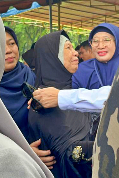 Suasana pemakaman pegawai KKP, Ferry Irawan korban jatuhnya pesawat ATR 42-500 di TPU Pondok Ranggon, Jakarta Timur, Minggu (25/1/2026). Foto: Nasywa Athifah/kumparan