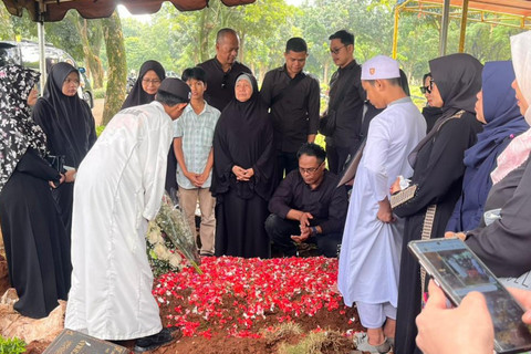 Suasana pemakaman pegawai KKP, Ferry Irawan korban jatuhnya pesawat ATR 42-500 di TPU Pondok Ranggon, Jakarta Timur, Minggu (25/1/2026). Foto: Nasywa Athifah/kumparan