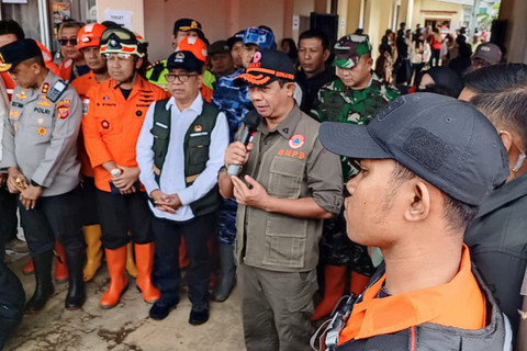 Kepala BNPB, Suharyanto memberikan paparan saat meninjau langsung kondisi pengungsi di posko pengungsian longsor Cisarua, Minggu (25/1/2026). Foto: Abisatya/kumparan