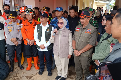 Menteri PPPA, Arifah Fauzi memberikan paparan saat meninjau langsung kondisi pengungsi perempuan di posko pengungsian longsor Cisarua, Minggu (25/1/2026). Foto: Abisatya/kumparan