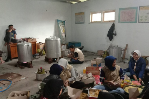 Kementerian Sosial mendirikan dapur umum dan menyalurkan bantuan  bagi para korban banjir bandang dan tanah longsor yang terjadi di Kabupaten Pemalang, Jawa Tengah.  Foto: Kemensos RI