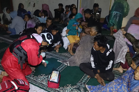 Warga terdampak banjir bandang mengungsi ke tempat pengungsian di Kabupaten Pemalang, Jawa Tengah. Foto: Kemensos RI
