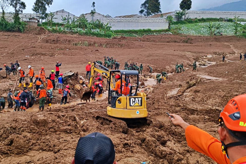 Tim gabungan menurunkan alat berat untuk proses evakuasi korban yang tertimbun material longsor di Cisarua, Minggu (25/1/2026). Foto: Abisatya/kumparan