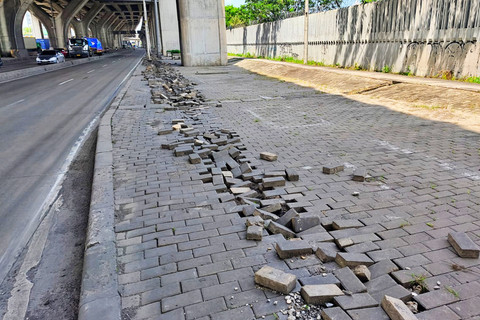 Paving block trotoar terlihat hancur berantakan akibat dugaan aksi pencurian kabel Penerangan Jalan Umum (PJU) di jalan Kramat Jaya, Koja, Jakarta Utara, Minggu (25/1/2026). Foto: Jeni Ritanti/kumparan