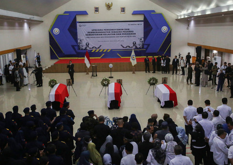 Sejumlah keluarga dan kerabat serta pegawai Kementerian Kelautan dan Perikanan (KKP) menghadiri upacara pelepasan jenazah pegawai KKP korban jatuhnya pesawat ATR 42-500 di Politeknik AUP Jakarta, Minggu (25/1/2026). Foto: Muhammad Iqbal/ANTARA FOTO
