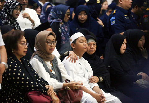 Sejumlah keluarga dan kerabat menghadiri upacara pelepasan jenazah pegawai Kementerian Kelautan dan Perikanan (KKP) korban jatuhnya pesawat ATR 42-500 di Politeknik AUP Jakarta, Minggu (25/1/2026). Foto: Muhammad Iqbal/ANTARA FOTO