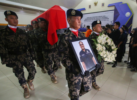 Sejumlah pegawai Kementerian Kelautan dan Perikanan (KKP) mengusung peti jenazah Yoga Naufal untuk dimakamkan usai upacara pelepasan jenazah pegawai KKP korban jatuhnya pesawat ATR 42-500 di Politeknik AUP Jakarta, Minggu (25/1/2026). Foto: Muhammad Iqbal/ANTARA FOTO