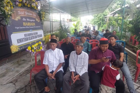 Ratusan pelayat mulai berdatangan di rumah duka korban jatuhnya pesawat ATR 42-500, Hariadi di Karanganyar, Jawa Tengah, Minggu (25/1/2026). Foto: kumparan
