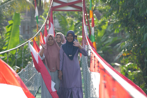 Warga yang merasakan dampak pembangunan jembatan gantung Cipalebuh, Garut, Jawa Barat. Foto: Bakom RI