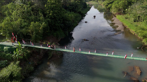 Warga dan anak sekolah yang merasakan dampak pembangunan jembatan gantung Cipalebuh, Garut, Jawa Barat. Foto: Bakom RI