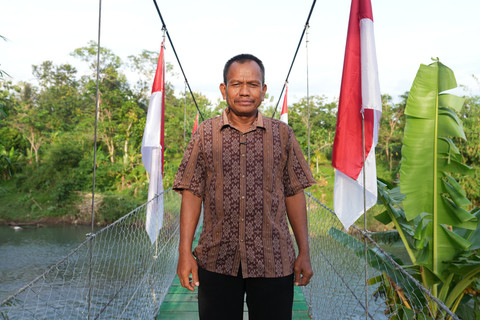 Warga yang merasakan dampak pembangunan jembatan gantung Cipalebuh, Garut, Jawa Barat. Foto: Bakom RI