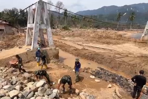 Personel TNI membangun jembatan di Tapanuli Tengah, Sumatera Utara. Foto: Bakom RI