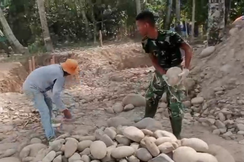 Personel TNI membangun jembatan di Kampung Mudik, Tapanuli Tengah, Sumatera Utara. Foto: Bakom RI