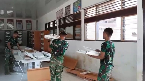 Personil TNI dan warga gotong royong bersihkan sisa-sisa banjir di Aceh. Foto: Bakom RI