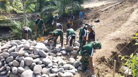 Pembangunan di desa terpencil di Aceh. Foto: Bakom RI