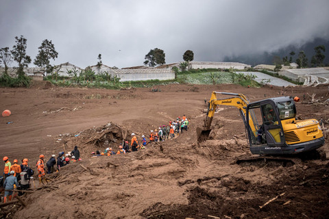 Tim SAR gabungan melakukan pencarian korban bencana tanah longsor di Desa Pasirlangu, Cisarua, Kabupaten Bandung Barat, Jawa Barat, Minggu (25/1/2026). Foto: Abdan Syakura/ANTARA FOTO