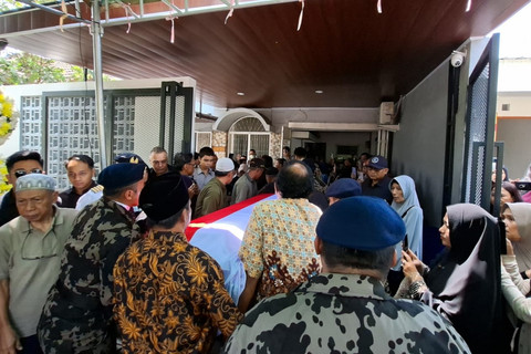 Upacara pemakaman pilot pesawat ATR 42-500 Andy Dahananto di TPU Ranca Sadang, Desa Sodong, Kecamatan Tigaraksa, Kabupaten Tangerang, Minggu, (25/1/2026). Foto: kumparan