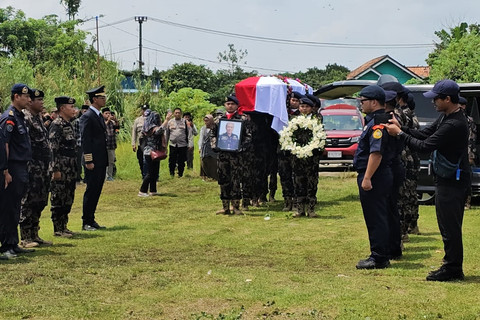 Upacara pemakaman pilot pesawat ATR 42-500 Andy Dahananto di TPU Ranca Sadang, Desa Sodong, Kecamatan Tigaraksa, Kabupaten Tangerang, Minggu, (25/1/2026). Foto: kumparan