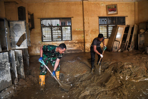 Petugas membersihkan ruangan dari endapan lumpur di SD Negeri 1 Kuala Simpang, Kabupaten Aceh Tamiang, Aceh, Minggu (25/1/2026). Foto: Nova Wahyudi/ANTARA FOTO