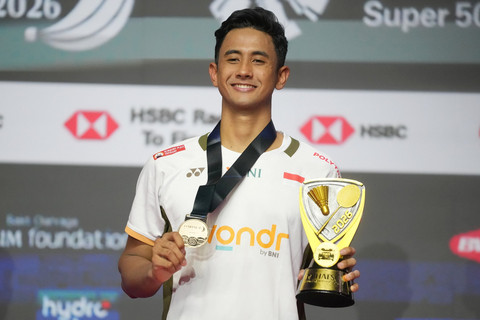 Tunggal putra Indonesia Alwi Farhan berpose memegang medali dan pialanya usai menjuarai Daihatsu Indonesia Masters 2026 di Istora Senayan, Jakarta, Minggu (25/1/2026).  Foto: Achmad Ibrahim/AP Photo