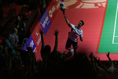 Tunggal putra Indonesia Alwi Farhan berselebrasi usai mengalahkan lawannya asal Thailand, Panitchaphon Teeraratsakul pada babak final Daihatsu Indonesia Masters 2026 di Istora Senayan, Jakarta, Minggu (25/1/2026). Foto: Sulthony Hasanuddin/ANTARA FOTO 