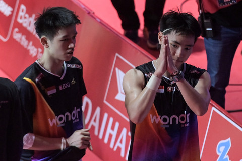 Ganda putra Indonesia Nikolaus Joaquin dan Raymond Indra usai kalah dari ganda putra Malaysia Goh Sze Fei dan Nur Izzuddin pada babak final Daihatsu Indonesia Masters 2026 di Istora Senayan, Jakarta, Minggu (25/1/2026). Foto: Sulthony Hasanuddin/ANTARA FOTO 