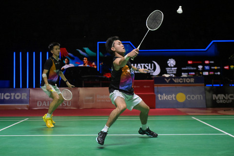 Ganda putra Indonesia Nikolaus Joaquin dan Raymond Indra melawan ganda putra Malaysia Goh Sze Fei dan Nur Izzuddin pada babak final Daihatsu Indonesia Masters 2026 di Istora Senayan, Jakarta, Minggu (25/1/2026). Foto: Aditya Pradana Putra/ANTARA FOTO