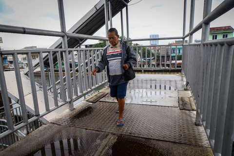 Warga melintas di Jembatan Penyeberangan Orang (JPO) Sahabat di Jalan Daan Mogot, Jakarta Barat, usai mendapat perbaikan setelah kondisi kerusakannya ramai diperbincangkan di media sosial. Foto: Iqbal Firdaus/kumparan