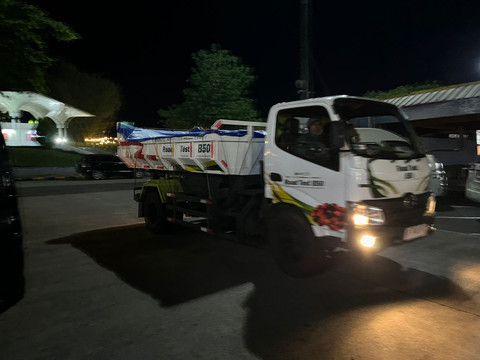 Unit truk Hino dalam rangkaian pengujian bahan bakar Biodiesel B50 di Rest Area KM 102 Tol Cikopo-Palimanan, Kamis (22/1/2026). Foto: Syahrul Ghiffari/kumparan