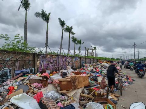 Sampah berserakan di Kembangan Baru, Jakarta Barat tepat di samping Kali Mookervart pada Senin (26/1). Foto: Ryan Iqbal/kumparan