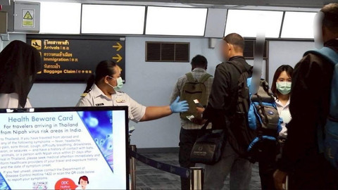 Skrining di Bandara Thailand untuk mencegah masuknya virus Nipah, Minggu (25/1/2026). Foto: thailand.prd.go.th