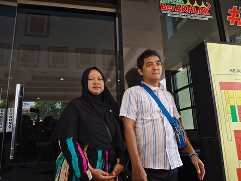 Hogi Minaya (44) dan istrinya Arsita Minaya (39) tampak lega usai difasilitasi restorative justice atau keadilan restoratif (RJ) oleh Kejari Sleman. Foto: Arfiansyah Panji/kumparan