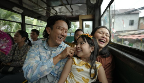 Potret keluarga di film Suka Duka Tawa. Foto: Suka Duka Tawa Film