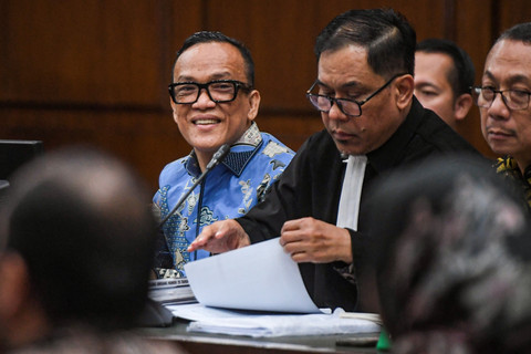 Terdakwa kasus dugaan pemerasan dalam pengurusan sertifikat K3 di Kementerian Ketenagakerjaan Immanuel Ebenezer (kiri) mendengarkan keterangan saksi di Pengadilan Tipikor, Jakarta, Senin (26/1/2026). Foto: Muhammad Adimaja/ANTARA FOTO