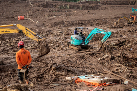 Tim SAR gabungan dibantu dengan alat berat melakukan pencarian korban bencana tanah longsor di Desa Pasirlangu, Cisarua, Kabupaten Bandung Barat, Jawa Barat, Senin (26/1/2026). Foto: Abdan Syakura/ANTARA FOTO
