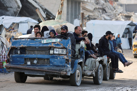 Warga Palestina Hussein Liwa mengemudikan kendaraannya yang rusak saat mengangkut warga di Kota Gaza, Minggu (25/1/2026). Foto: Dawoud Abu Alkas/REUTERS