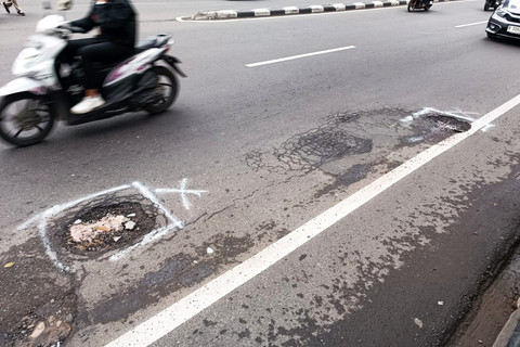 Kondisi jalan berlubang yang telah diberikan tanda di Jalan Pasar Minggu-Kalibata, Jakarta Selatan, Selasa (27/1/2026). Foto: Ryan Iqbal/kumparan