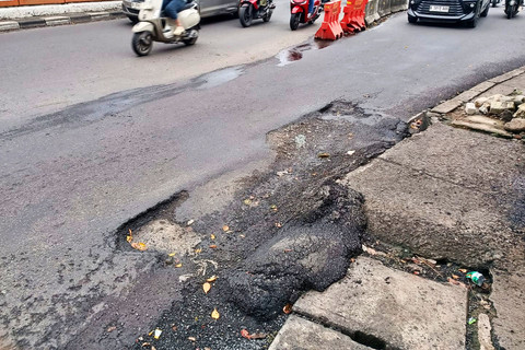 Kondisi jalan berlubang di Jalan Pasar Minggu-Kalibata, Jakarta Selatan, Selasa (27/1/2026). Foto: Ryan Iqbal/kumparan