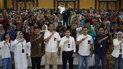 PKU Akbar Surabaya dalam memberikan literasi keuangan, penyusunan laporan sederhana, hingga berbagai keterampilan praktis untuk nasabah PNM Mekaar. Foto: Dok. PNM