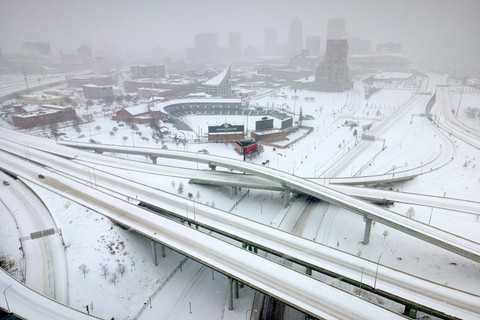 Foto udara pusat kota Louisville dan kondisi jalan raya bersalju di Louisville, Kentucky, AS, Minggu (25/1/2026). Foto: Jon Cherry/Getty Images via AFP