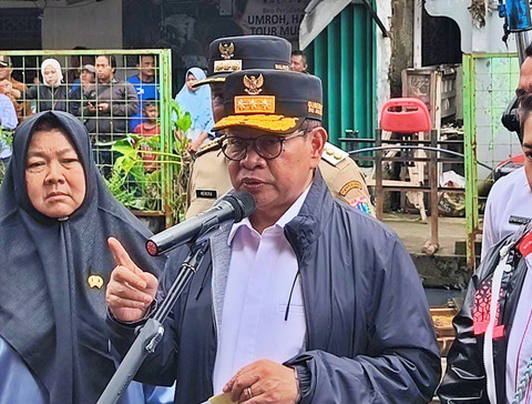 Gebernur DKI Jakarta, Pramono Anung memberikan keterangan pers saat meninjau proses pengerukan Kali Cakung Lama Rawa Indah, Jalan Lestari VII, Cilincing, Jakarta Utara, Selasa (27/1/2026). Foto: Jeni Ritanti/kumparan