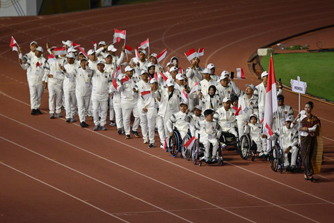 Atlet dan ofisial kontingen Indonesia mengikuti defile saat upacara penutupan ASEAN Para Games 2025 Thailand di 80th Birthday Stadium, Nakhon Ratchasima, Thailand, Senin (26/1/2026). Foto: Rivan Awal Lingga/ANTARA FOTO