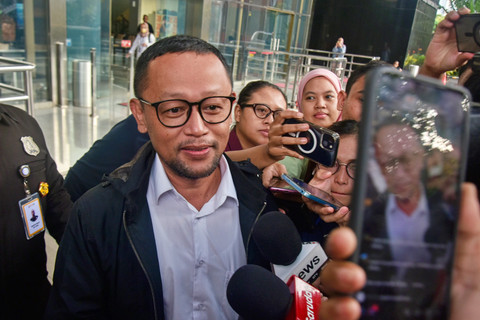 Tersangka kasus dugaan korupsi kuota haji dan penyelenggaraan ibadah haji, Ishfah Abidal Aziz alias Gus Alex (tengah) berjalan keluar usai menjalani pemeriksaan di Gedung Merah Putih KPK, Jakarta, Senin (26/1/2026). Foto: Fakhri Hermansyah/ANTARA FOTO