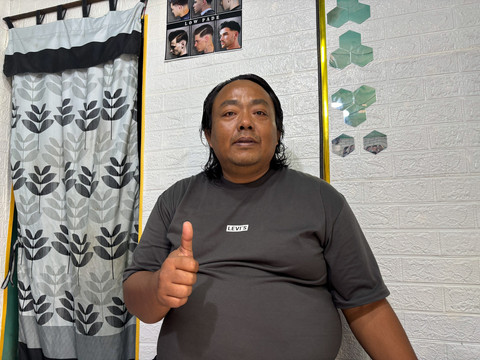 Tukang Cukur bernama Mudi (46) yang merupakan pemilik Pangkas Rambut Asli Garut di Batu Ampar, Kramat Jati, Jakarta Timur pada Selasa (27/01/2016). Foto: Argya D. Maheswara/kumparan 