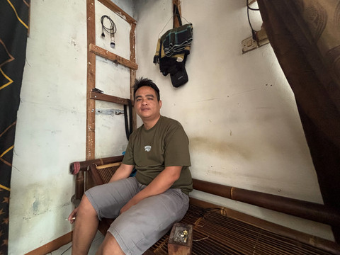 Tukang Cukur bernama Andri (36) yang merupakan pemilik Pangkas Rambut Asli Garut di Batu Ampar, Kramat Jati, Jakarta Timur pada Selasa (27/01/2016). Foto: Argya D. Maheswara/kumparan 