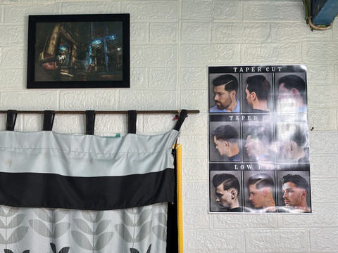 Salah satu poster gaya rambut di Pangkas Rambut Asli Garut milik Mudi di Batu Ampar, Kramat Jati, Jakarta Timur pada Selasa (27/01/2016). Foto: Argya D. Maheswara/kumparan 