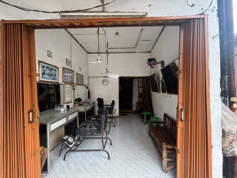 Suasana di Pangkas Rambut Asli Garut milik Andri di Batu Ampar, Kramat Jati, Jakarta Timur pada Selasa (27/01/2016). Foto: Argya D. Maheswara/kumparan 