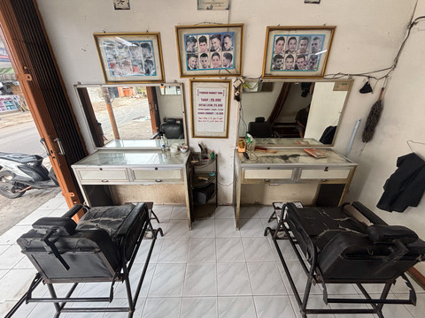 Suasana di Pangkas Rambut Asli Garut milik Andri di Batu Ampar, Kramat Jati, Jakarta Timur pada Selasa (27/01/2016). Foto: Argya D. Maheswara/kumparan 